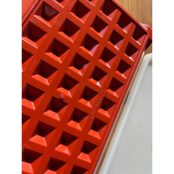 Tupperware Small Meat Marinader - Red with White Lid - Picture 5 of 6